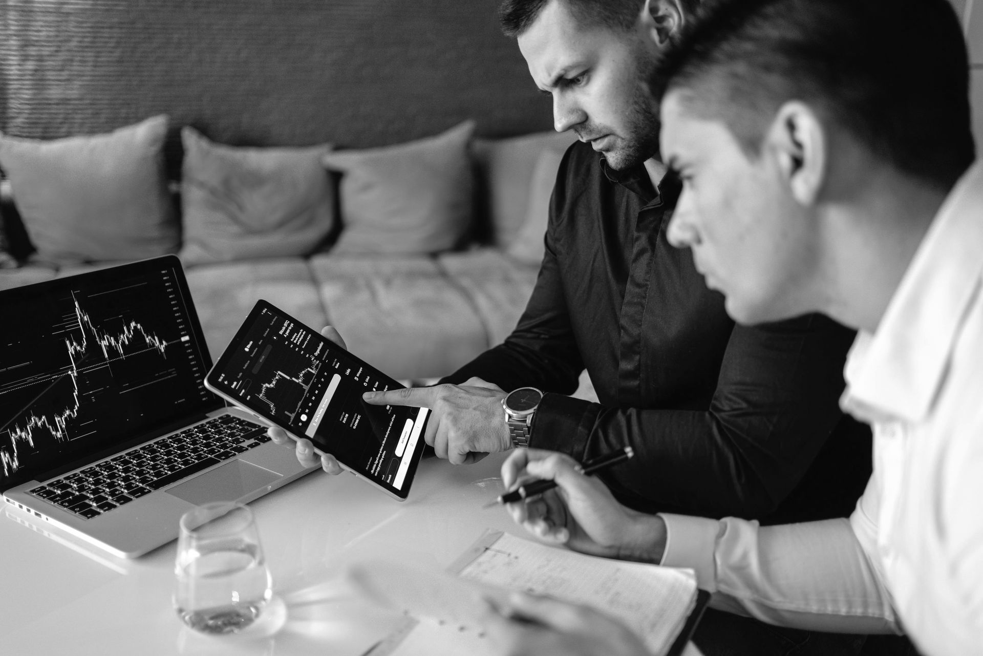 How to Choose a Financial Consultant in the UAE